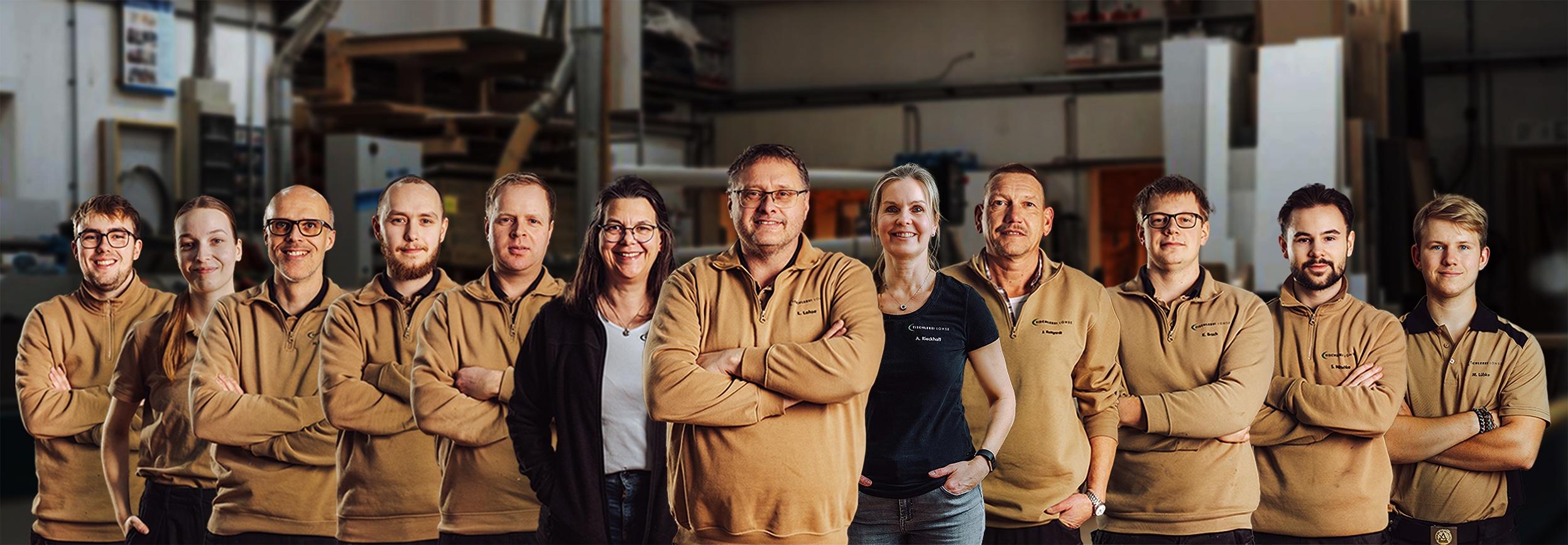 Tischlerei Lohse Teambild Alle 12 Mitarbeitenden, 3 Frauen und 9 Männer mit beiger Kleidung