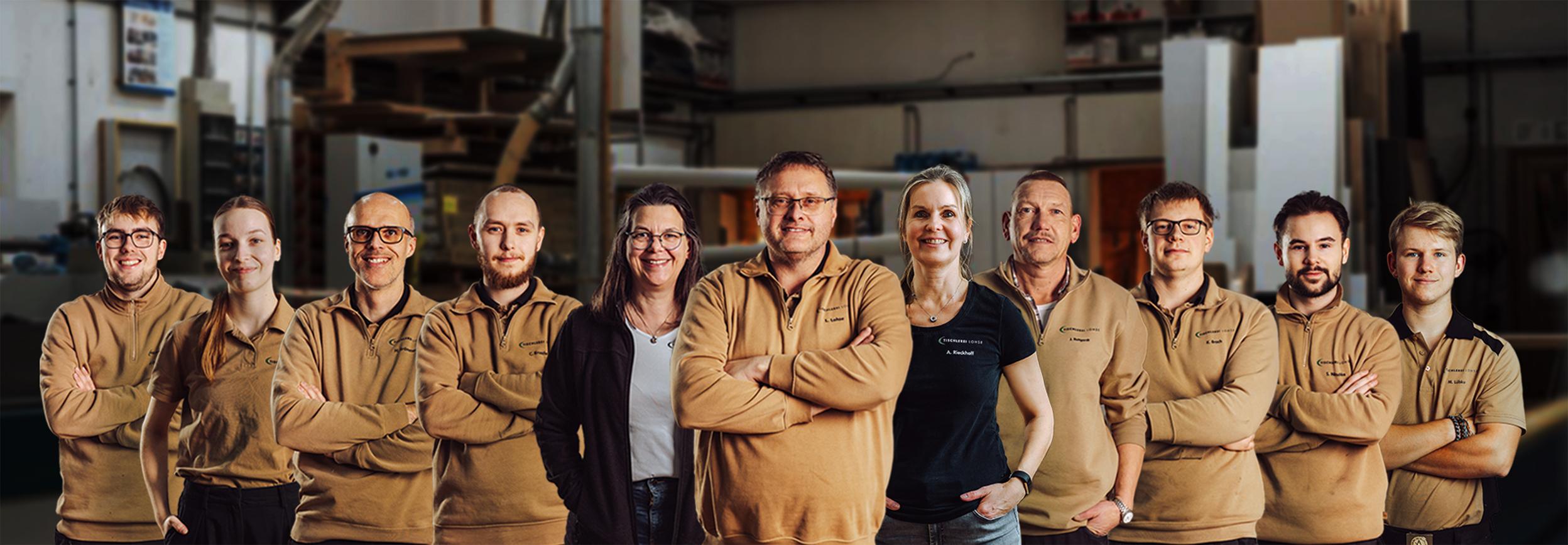 Tischlerei Lohse Teambild Alle 11 Mitarbeitenden, 3 Frauen und 8 Männer mit beiger Kleidung