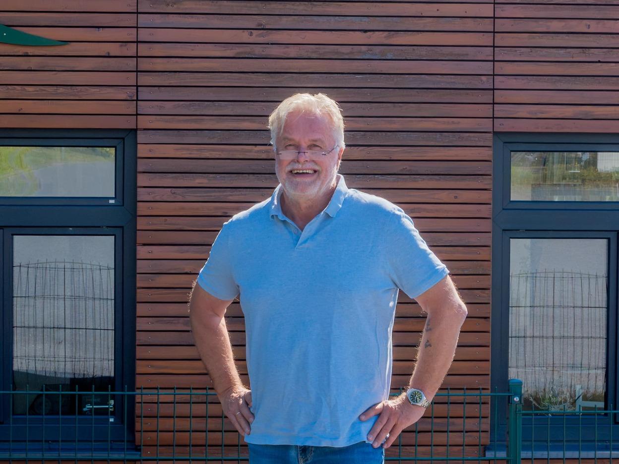 Thomas Jenning Thomas Jenning steht vor dem IDEEN REICH, welches eine braune Holzfassade aufweist