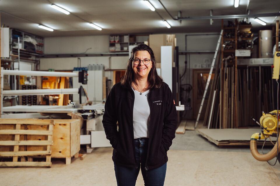 Portraitbild Portraitbild von Mitarbeiterin der Tischlerei Lohse