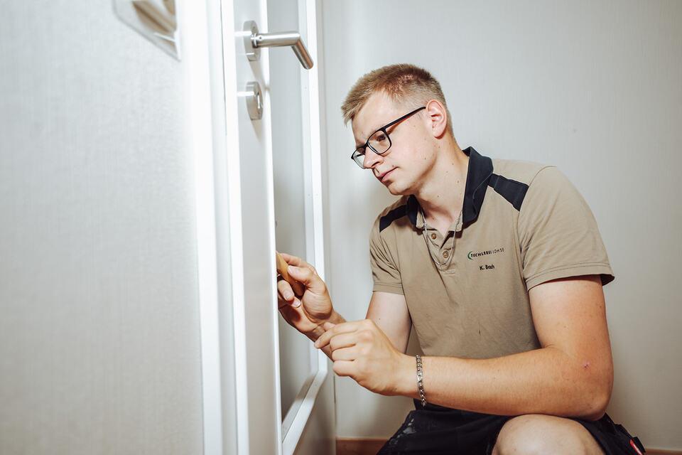 Innentür Montage Ein Mitarbeiter der Tischlerei Lohse montiert eine Innentür