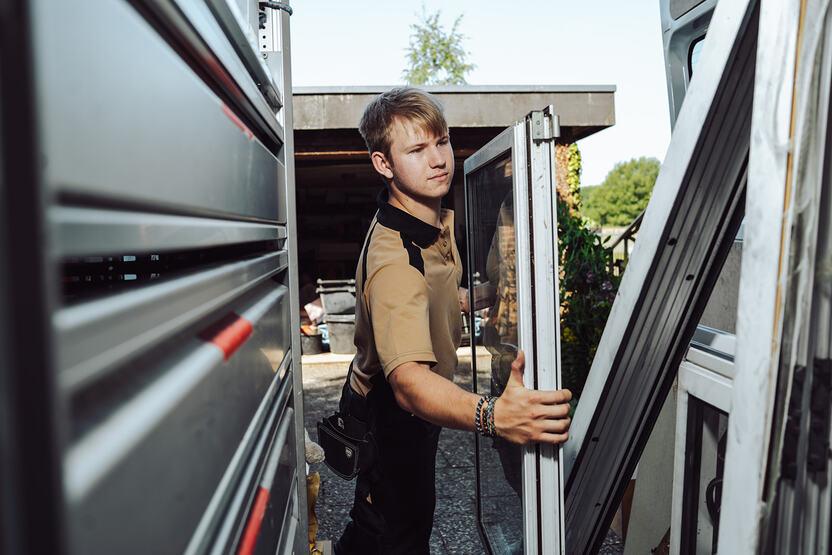 Fenstermontage junger Mitarbeiter montiert ein Fensterelement