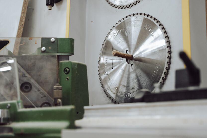 Maschinenhalle ein Sägeblatt einer Tischler Kreissäge