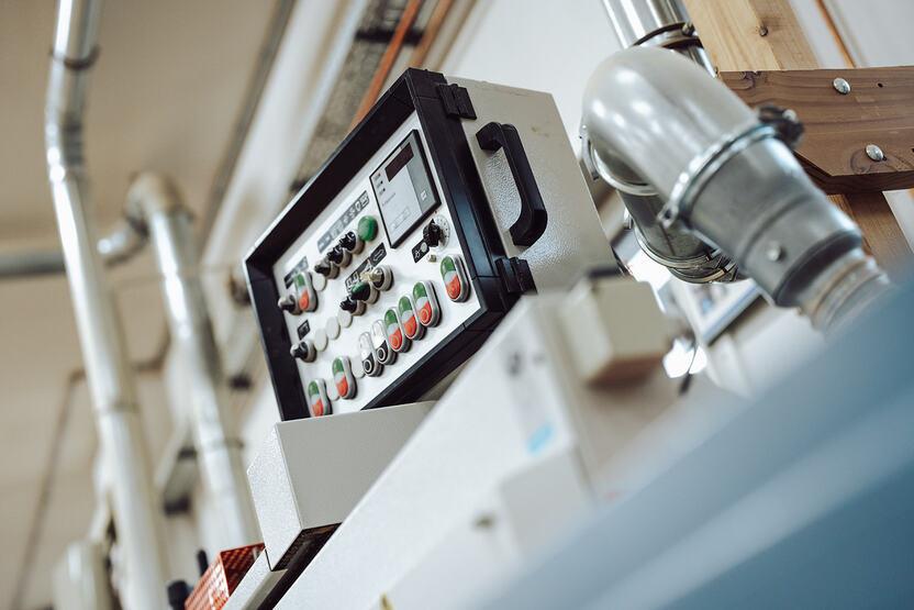 Maschinenhalle Steuereinheit einer Kantenanleimmaschine mit vielen Knöpfen und Reglern