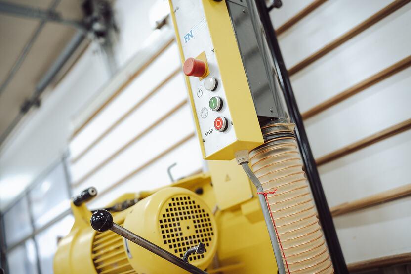 Maschinenhalle gelbe Plattensäge