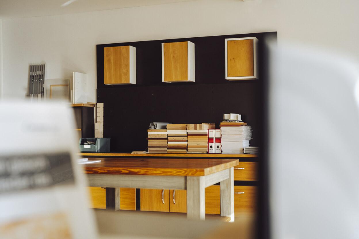 Planungstisch für Möbel und Innenausbauten grau brauner Planungstisch mit Mustern für die Gestaltung von Möbeln und Innenausbauten