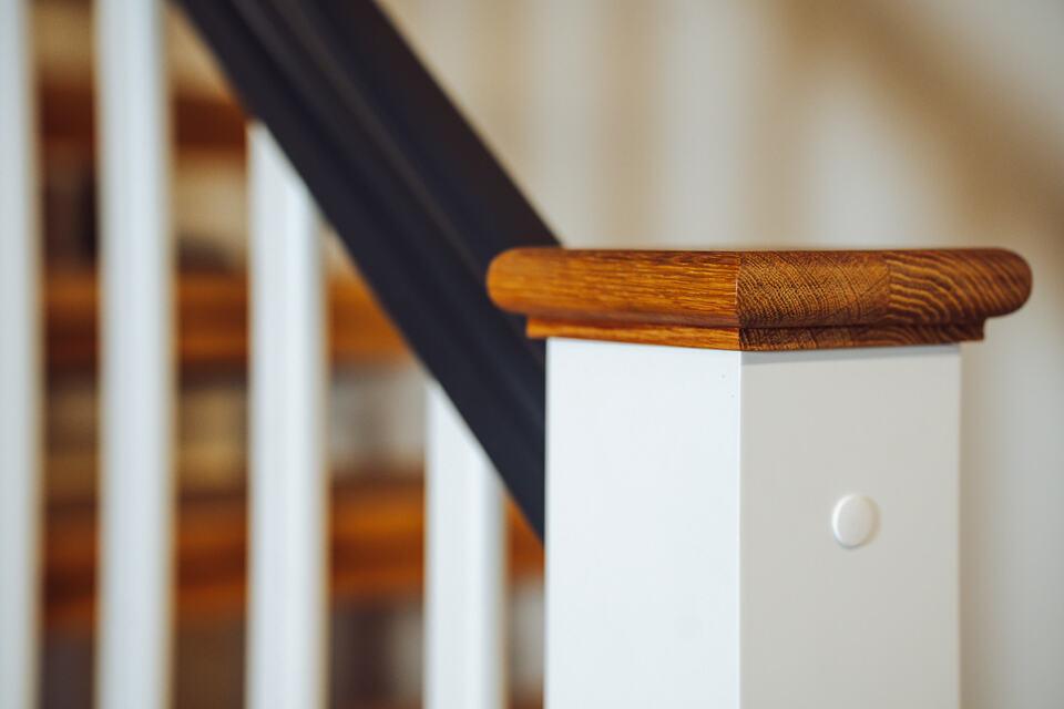 Treppenpfosten weißer Treppenpfosten mit schwarzem Handlauf und holz Veredelung