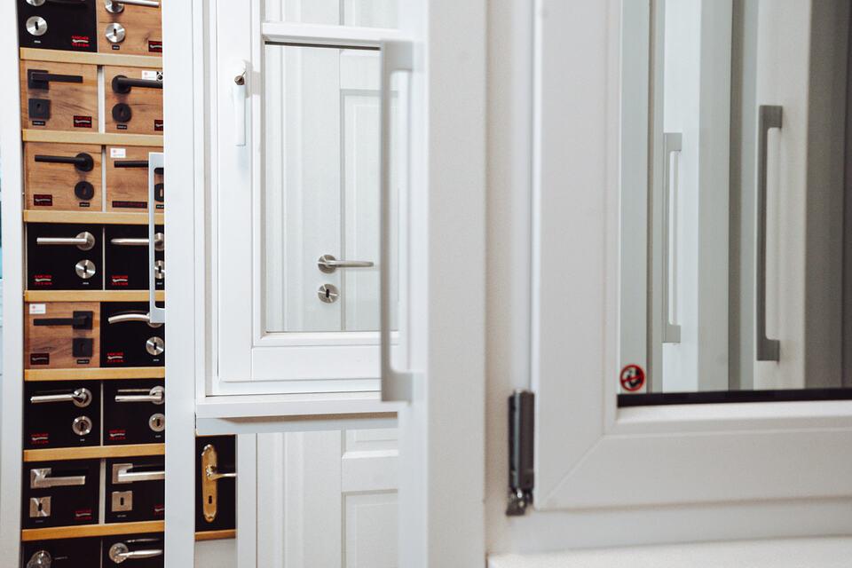 Türen & Fenster Muster im IDEEN REICH Türen & Fenster Musterauszüge im IDEEN REICH in weißer Farbe im Hintergrund befinden sich Griffmuster