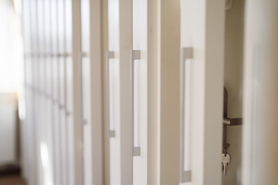 Mustertür & Fenster Auszüge weiße Metallrahmen mit zur Veranschaulichung von Fenster und Türelementen