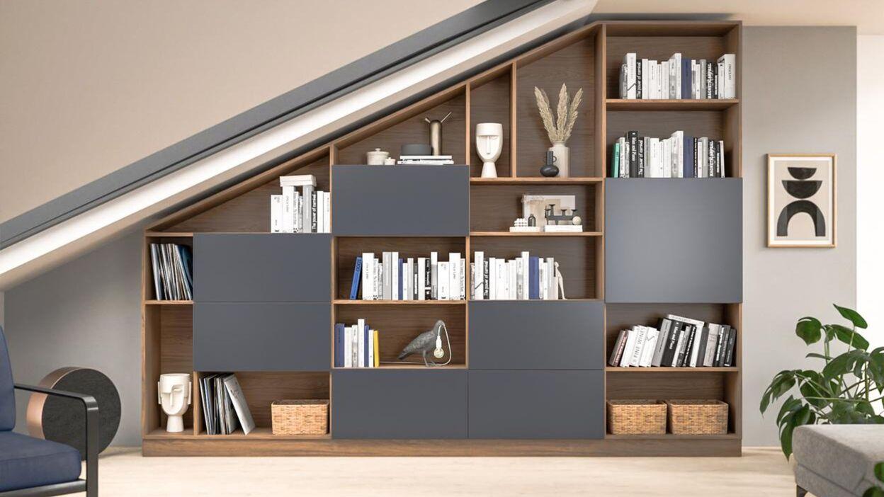 Maßgefertigtes Regal für Dachschrägen Elegantes, maßgefertigtes Regal mit offenen Fächern und geschlossenen Schrankelementen, optimal angepasst an eine Dachschräge, für stilvolle Aufbewahrung von Büchern und Dekoration.