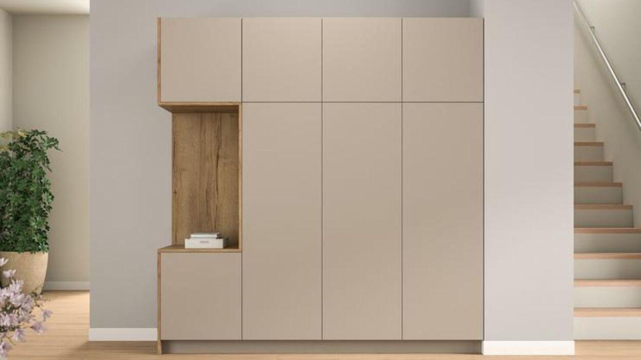 Maßgefertigter Einbauschrank mit Holzakzenten Moderner, beige-farbener Einbauschrank mit integriertem Holzregal in einer stilvollen Wohnumgebung, perfekt für maßgeschneiderte Stauraumlösungen.