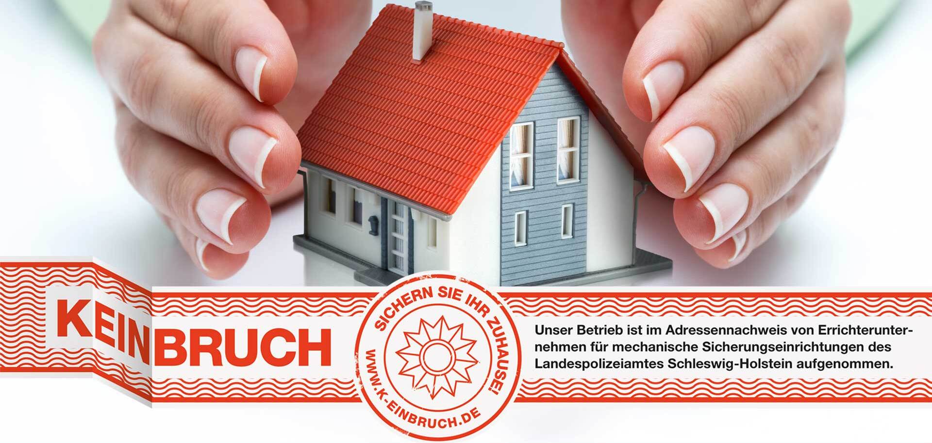 Hände halten ein kleines Hausmodell, darunter ein Banner