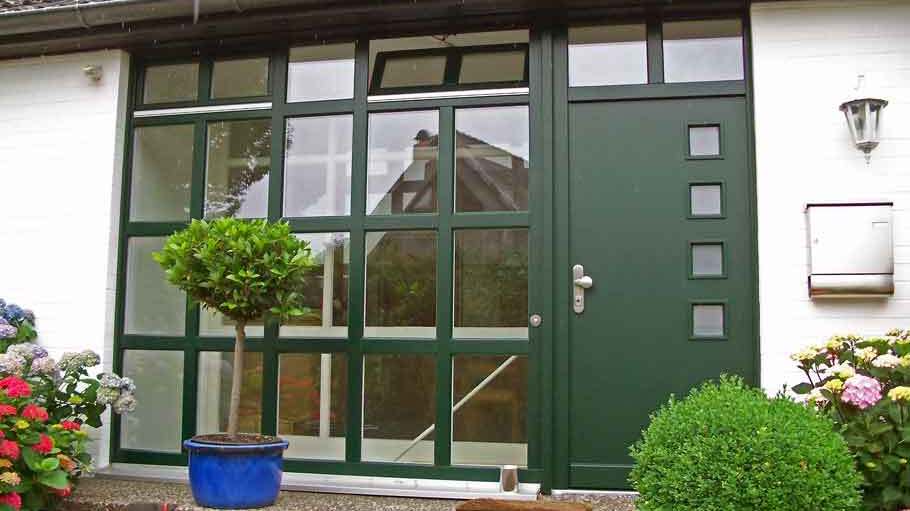 Eingangsbereich Haus Impression eines Eingangsbereichs von außen mit einer grünen Tür und Glaseinsätzen daneben