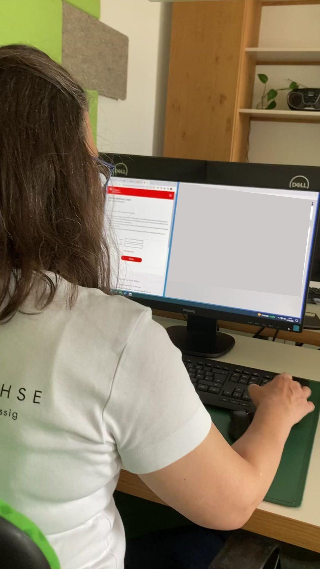 Sonja-Lohse-bei-der-Arbeit Blick über die Schulter von Sonja Lohse bei der Arbeit mit der neuen Auftragsverwaltung