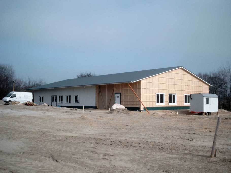 Bau der heutigen Werkstatt Rohbau der heutigen Werkstatt auf einer Sandfläche