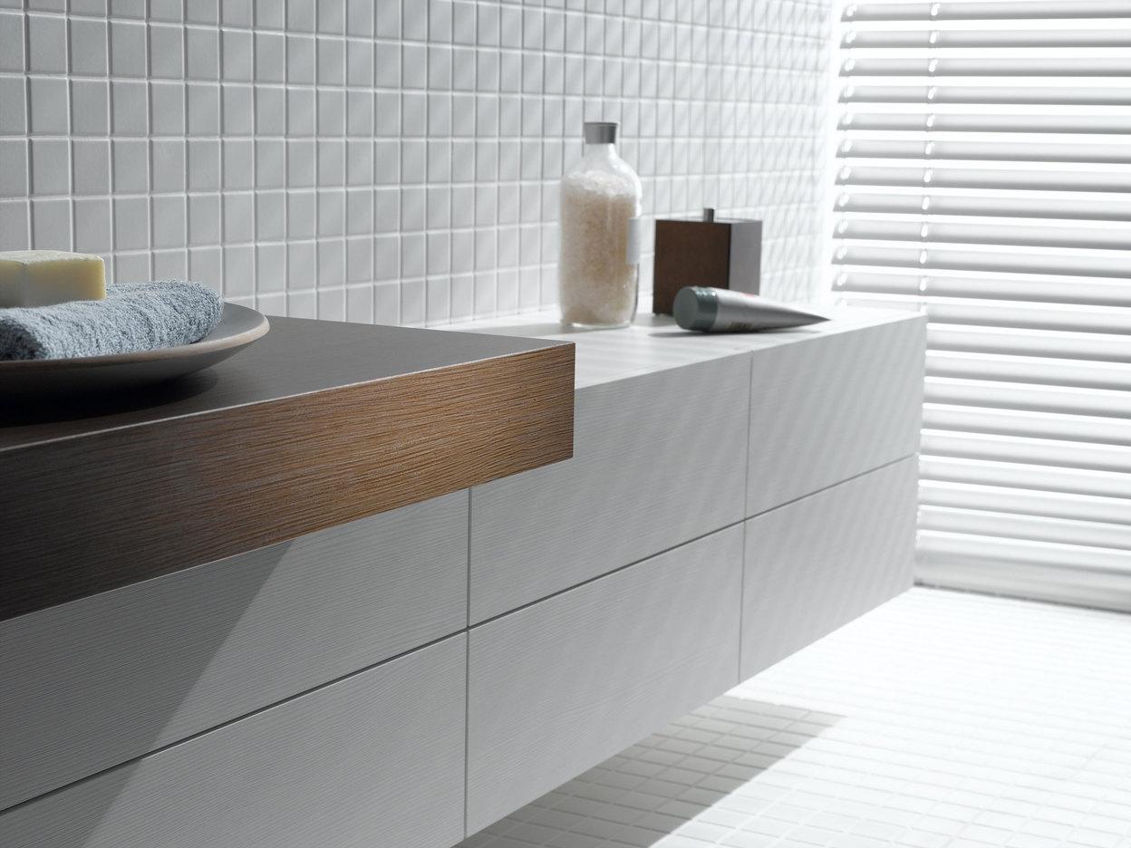 Waschtischunterschrank Detailaufnahme Detailaufnahme eines weißen Waschtischunterschrankes mit dunkler Waschtischplatte