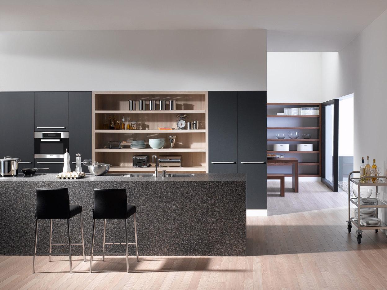 Impression einer offenen Küche mit Küchentheke Impression einer offenen Küche mit Küchentheke in dunkler Anthrazit-Lackierung