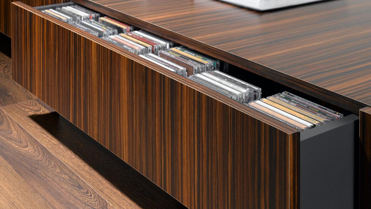 Detailaufnahme eines Sideboards mit Schublade Detailaufnahme eines lackierten Sideboards mit offener Schublade für CD-Aufbewahrung
