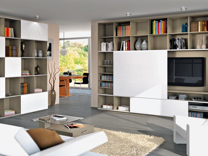 Wohnraumimpression mit Einbauregalen und flexiblen weißen Schiebtürelementen Wohnraumimpression mit Einbauregalen und mehreren weißen Schranktüren in Kombination mit weißem Sofa neu sortiert