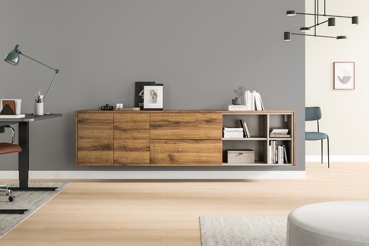 Maßangefertigtes Hängeboard in Holzoptik als Highlight eines modernen Arbeitsbereichs Elegantes Hängeboard nach Maß mit natürlicher Holzmaserung, kombiniert mit offenen Regalfächern in einem stilvollen Büro.