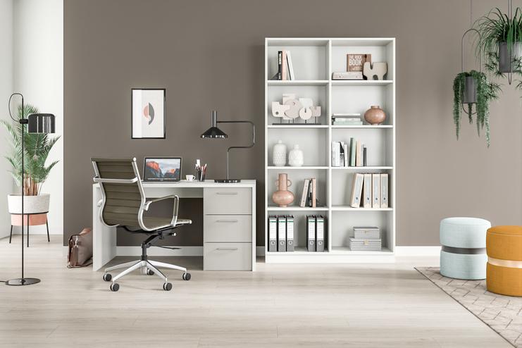 Modernes Arbeitszimmer mit maßgefertigtem Regal Helles Zimmer mit maßgefertigtem, weißem Regal voller Bücher und Deko, Schreibtisch mit Computer, Pflanzen und Stühlen.