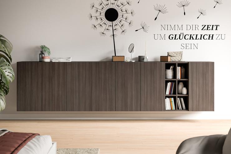 Maßgeschneidertes Sideboard in modernem Wohnraum Dunkelbraunes Sideboard nach Maß mit offenen Regalen, dekorativem Spiegel und Wandkunst.